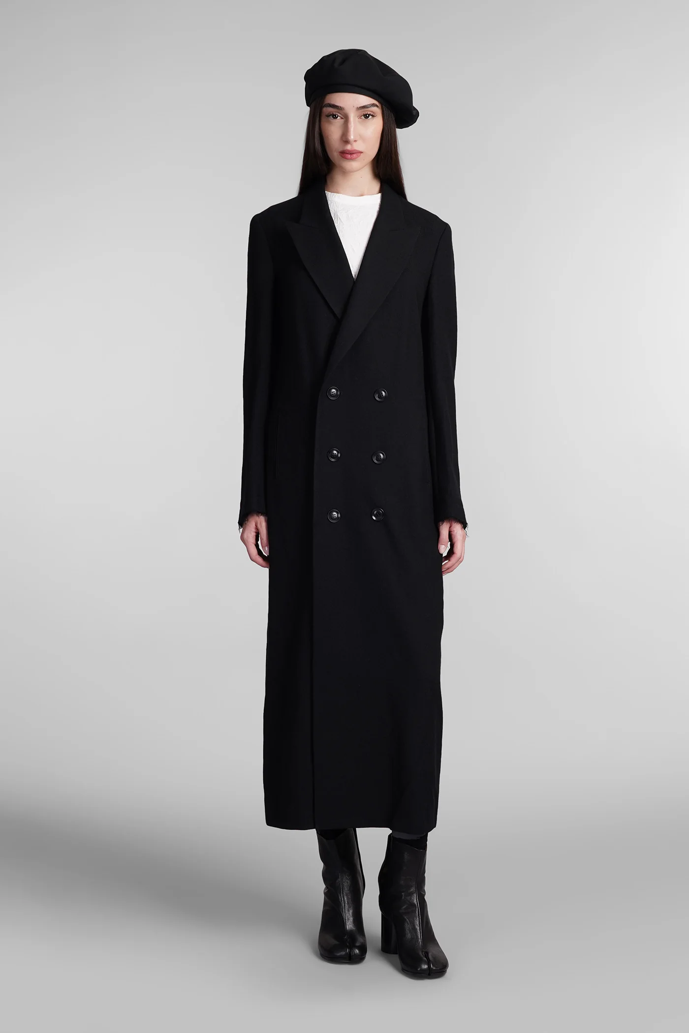 Coat in black wool