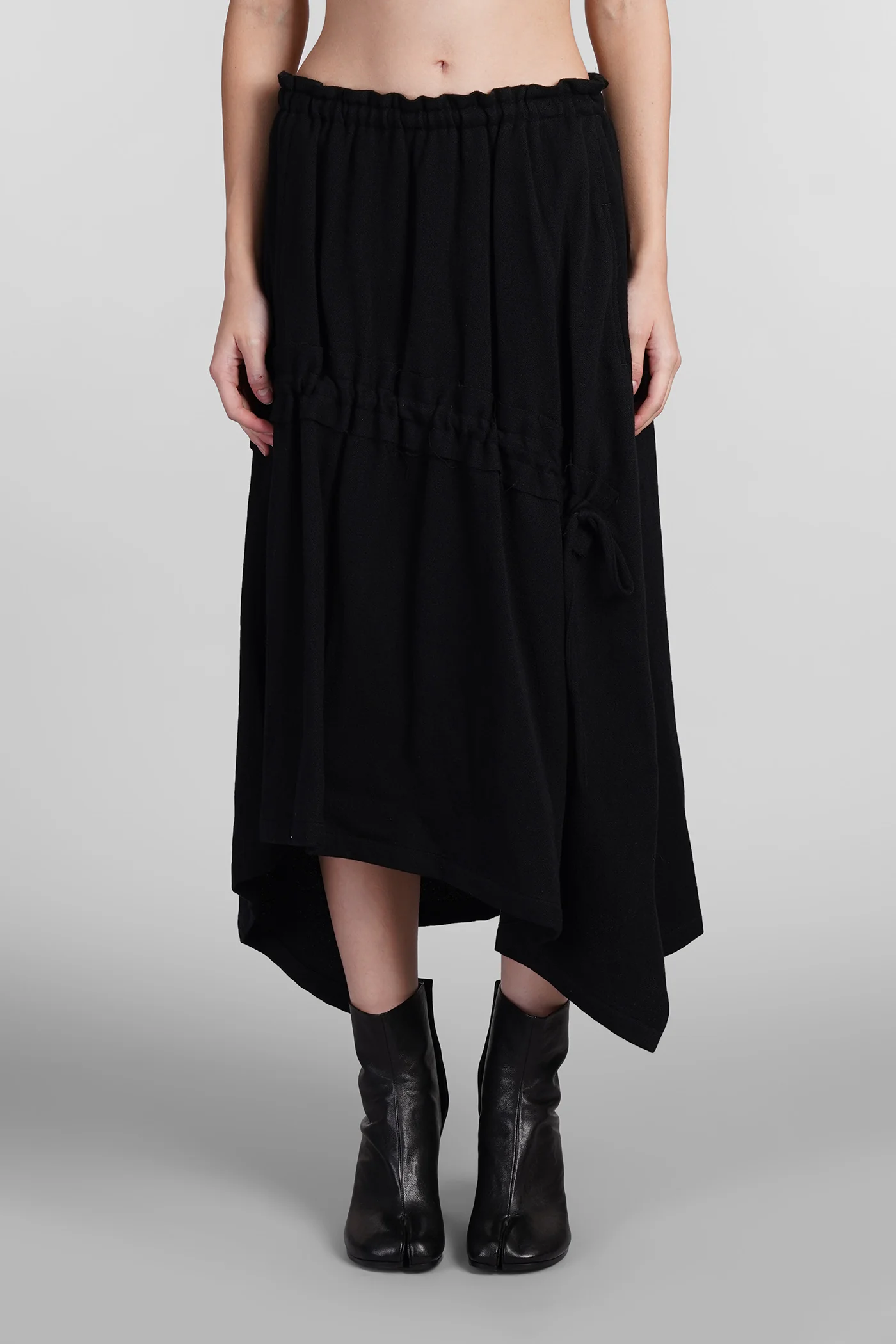 Skirt in black wool