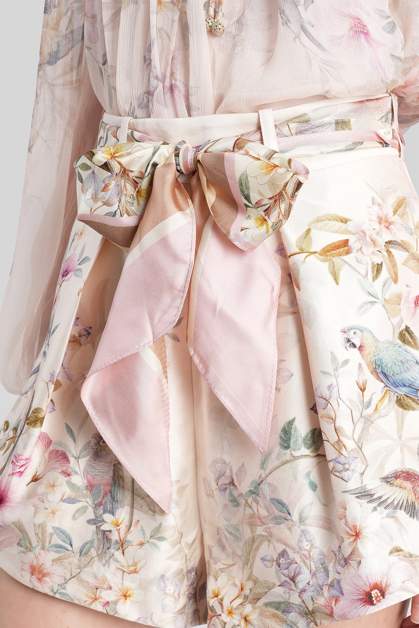 Shorts in beige silk - Image 5
